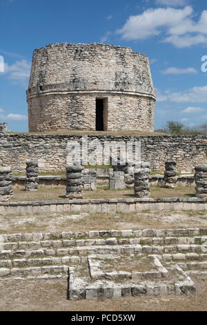 Complexe de l'accs au premier plan, Observatoire en arrière-plan, ruines mayas, Mayapan Site Archéologique, Yucatan, Mexique Banque D'Images