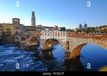 Le Ponte Pietra, un arc romain pont traversant la rivière Adige à Vérone, Vénétie, Italie, Europe Banque D'Images