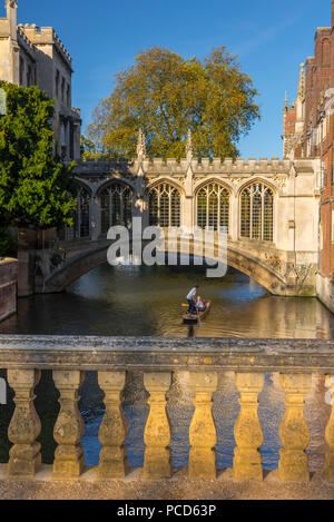 Barques sur la rivière Cam, St John's College, Pont des Soupirs, Cambridge, Cambridgeshire, Angleterre, Royaume-Uni, Europe Banque D'Images