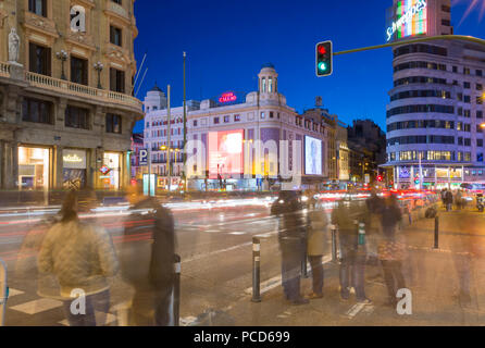 Vue de l'architecture et les feux de piste sur la Gran Via et de la Plaza del Calao au crépuscule, Madrid, Spain, Europe Banque D'Images