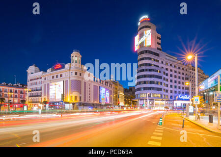 Vue de l'architecture et les feux de piste sur la Gran Via et de la Plaza del Calao au crépuscule, Madrid, Spain, Europe Banque D'Images