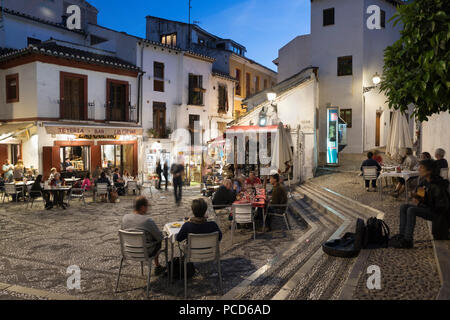 Restaurants dans la soirée La Placeta de San Gregorio, l'Albaicin, Grenade, Andalousie, Espagne, Europe Banque D'Images