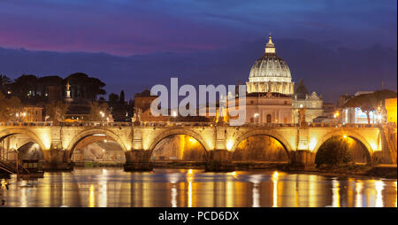 Vue sur le Tibre pour Ponte Vittorio Emanuele II Bridge et la Basilique Saint Pierre, Rome, Latium, Italie, Europe Banque D'Images