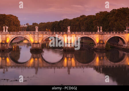 Ponte Sant'Angelo Bridge reflète dans Tibre au coucher du soleil, Rome, Latium, Italie, Europe Banque D'Images