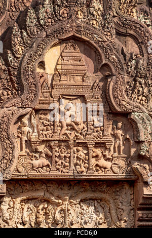 Sculpture détaillée sur la façade d'un temple de Banteay Srei à Angkor, Site du patrimoine mondial de l'UNESCO, Siem Reap, Cambodge, Indochine, Asie du Sud-Est, l'Asie Banque D'Images