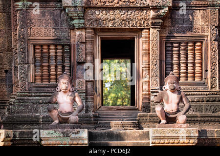 Sculpture détaillée sur la façade d'un temple de Banteay Srei à Angkor, Site du patrimoine mondial de l'UNESCO, Siem Reap, Cambodge, Indochine, Asie du Sud-Est, l'Asie Banque D'Images