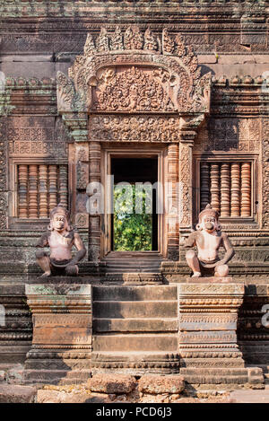 Sculpture détaillée sur la façade d'un temple de Banteay Srei à Angkor, Site du patrimoine mondial de l'UNESCO, Siem Reap, Cambodge, Indochine, Asie du Sud-Est, l'Asie Banque D'Images