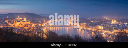 Vue panoramique de la ville à la tombée de la Citadelle sur la colline Gellert, Budapest, Hongrie, Europe Banque D'Images