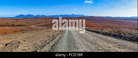 Paysage panoramique de la route de gravier qui serpente dans les collines d'orange dans les montagnes en Ikara-Flinders, Parc National de l'Australie du Sud Banque D'Images