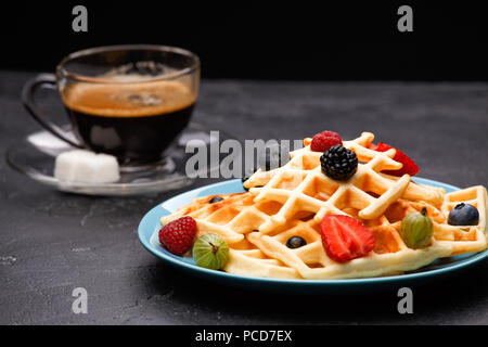 Photo de tasse de café avec des gaufrettes belges avec fraises, framboises Banque D'Images