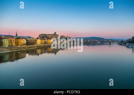 Vue de Budapest Château se reflétant dans le Danube au petit matin, UNESCO World Heritage Site, Budapest, Hongrie, Europe Banque D'Images