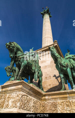 Avis de Millénaire Memorial et le cavalier de l'Arpad Memorial, de la Place des Héros, Budapest, Hongrie, Europe Banque D'Images