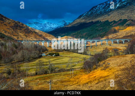 Vue sur le viaduc de Glenfinnan un viaduc ferroviaire sur la ligne West Highland à Glenfinnan, Inverness-shire, Scotland, Royaume-Uni, Europe Banque D'Images