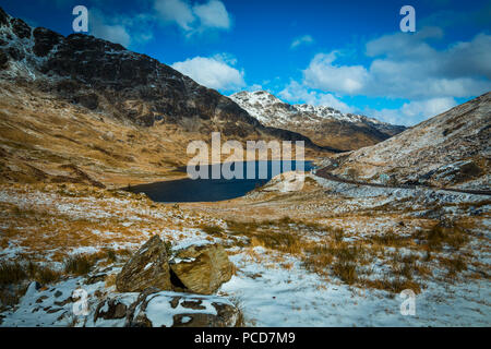 Scottish Highland road near Arrochar village en hiver dans le parc national du Loch Lomond et des Trossachs, Stirling, Ecosse, Royaume-Uni, Europe Banque D'Images