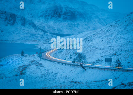 Scottish Highland road near Arrochar village en hiver dans le parc national du Loch Lomond et des Trossachs, Stirling, Ecosse, Royaume-Uni, Europe Banque D'Images