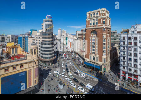 Portrait d'un édifice en hauteur à la recherche vers le bas sur la Plaza del Callao et Gran Via , Madrid, Espagne, Europe Banque D'Images