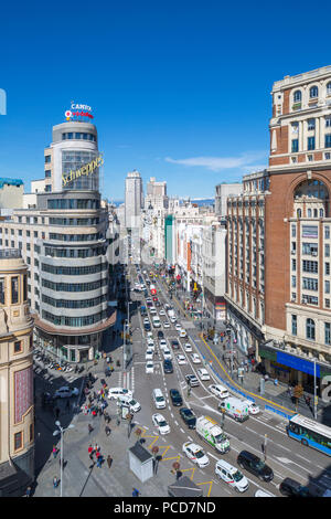 Portrait d'un édifice en hauteur à la recherche vers le bas sur la Plaza del Callao et Gran Via , Madrid, Espagne, Europe Banque D'Images