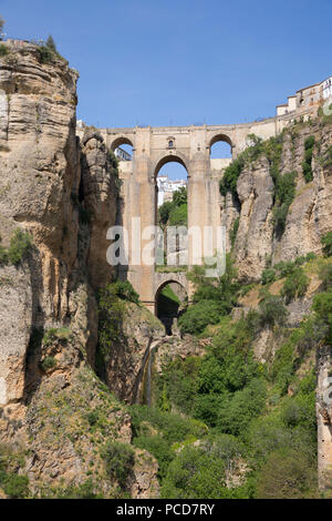 Puente Nuevo (Pont Neuf) et la ville blanche perchée sur les falaises, Ronda, Andalousie, Espagne, Europe Banque D'Images