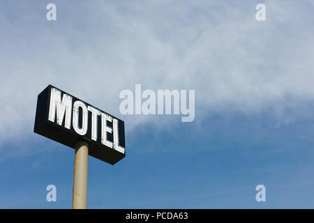 Motel sign against blue sky, près de Maple Creek, en Saskatchewan, Canada. Banque D'Images