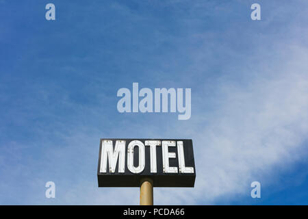 Motel sign against blue sky, près de Maple Creek, en Saskatchewan, Canada. Banque D'Images