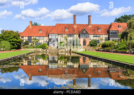 Historique Le Bâtiment des laboratoires avec des réflexions dans le canal Jellicoe, une vue emblématique de la Royal Horticultural Society (RHS) Botanical Gardens, Wisley Banque D'Images