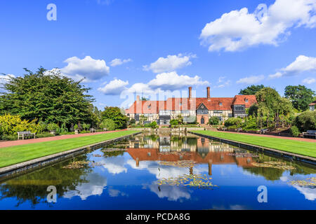 Historique Le Bâtiment des laboratoires avec des réflexions dans le canal Jellicoe, une vue emblématique de la Royal Horticultural Society (RHS) Botanic Gardens, Wisley Banque D'Images