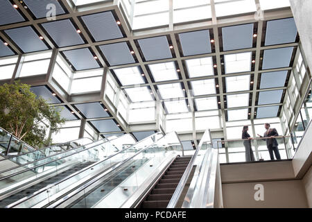 Deux salles de réunions au sommet d'un escalier roulant dans un grand centre de congrès Hall Banque D'Images