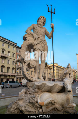 Trieste, Italie, 31 juillet 2018. Une statue de Neptune (Nettuno en italien) se trouve au sommet d'une fontaine dans la piazza della Borsa au centre-ville de Trieste. Neptu Banque D'Images