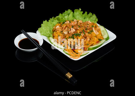Riz frit plat vietnamien sur fond réfléchissant noir Banque D'Images