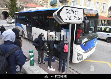 9 février 2017 - Tende, France : Trois deux ivoiriens et guinéens les migrants sont considérés comme l'attente et un bus dans la vallée de la Roya. La vallée de la Roya est une petite enclave du territoire français au nord de la ville italienne de Vintimille, où des dizaines de citoyens français ont été l'hébergement et l'aide les migrants. Il a gagné la réputation d'une zone humanitaire et rebelles, dont les habitants sont fermement opposés à la répression du gouvernement français sur l'immigration clandestine. Des migrants africains dans la vallée de la Roya. *** FRANCE / PAS DE VENTES DE MÉDIAS FRANÇAIS *** Banque D'Images