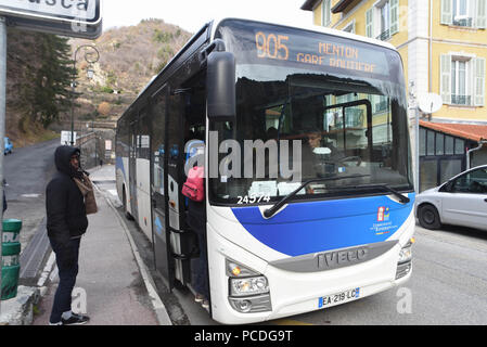 9 février 2017 - Tende, France : Trois deux ivoiriens et guinéens les migrants sont considérés comme l'attente et un bus dans la vallée de la Roya. La vallée de la Roya est une petite enclave du territoire français au nord de la ville italienne de Vintimille, où des dizaines de citoyens français ont été l'hébergement et l'aide les migrants. Il a gagné la réputation d'une zone humanitaire et rebelles, dont les habitants sont fermement opposés à la répression du gouvernement français sur l'immigration clandestine. Des migrants africains dans la vallée de la Roya. *** FRANCE / PAS DE VENTES DE MÉDIAS FRANÇAIS *** Banque D'Images