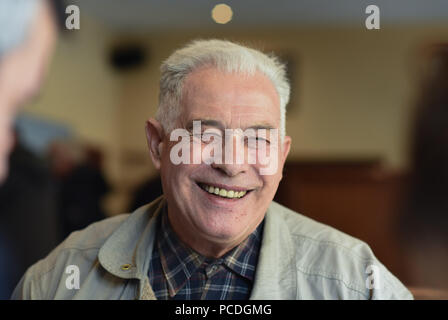 7 février 2017 - Tende, France : Portrait de François-Asso, un prêtre de 84 ans qui a bravé les autorités de l'Eglise pour aider les migrants. Il est un militant de la Roya Citoyenne" association caritative qui aide les migrants qui arrivent dans la vallée de la Roya, alors qu'ils tentent d'entrer en France. Portrait de François-Asso, prtre militant et de l'association Roya citoyenne, qui vient en aide aux migrants. *** FRANCE / PAS DE VENTES DE MÉDIAS FRANÇAIS *** Banque D'Images