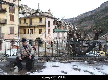 7 février 2017 - Tende, France : Portrait de François-Asso, un prêtre de 84 ans qui a bravé les autorités de l'Eglise pour aider les migrants. Il est un militant de la Roya Citoyenne" association caritative qui aide les migrants qui arrivent dans la vallée de la Roya, alors qu'ils tentent d'entrer en France. Portrait de François-Asso, prtre militant et de l'association Roya citoyenne, qui vient en aide aux migrants. *** FRANCE / PAS DE VENTES DE MÉDIAS FRANÇAIS *** Banque D'Images