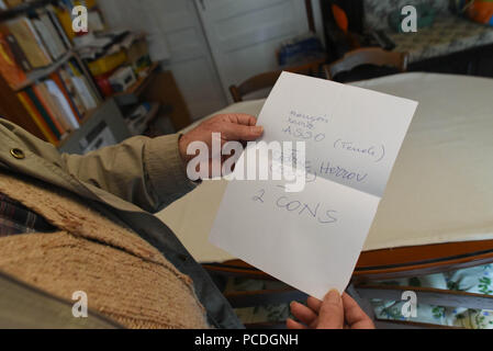 7 février 2017 - Tende, France : Portrait de François-Asso, un prêtre de 84 ans qui a bravé les autorités de l'Eglise pour aider les migrants. Il est un militant de la Roya Citoyenne" association caritative qui aide les migrants qui arrivent dans la vallée de la Roya, alors qu'ils tentent d'entrer en France. Portrait de François-Asso, prtre militant et de l'association Roya citoyenne, qui vient en aide aux migrants. Il montre ici une lettre d'insulte anonyme dirigee contre lui et Cédric Herrou. *** FRANCE / PAS DE VENTES DE MÉDIAS FRANÇAIS *** Banque D'Images