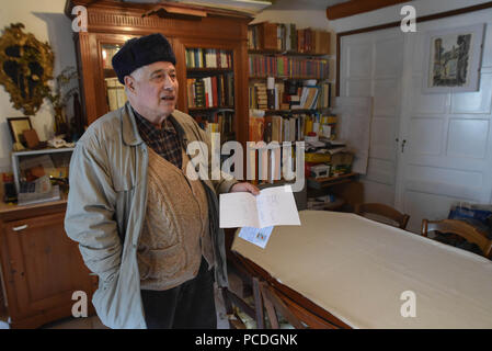 7 février 2017 - Tende, France : Portrait de François-Asso, un prêtre de 84 ans qui a bravé les autorités de l'Eglise pour aider les migrants. Il est un militant de la Roya Citoyenne" association caritative qui aide les migrants qui arrivent dans la vallée de la Roya, alors qu'ils tentent d'entrer en France. Portrait de François-Asso, prtre militant et de l'association Roya citoyenne, qui vient en aide aux migrants. *** FRANCE / PAS DE VENTES DE MÉDIAS FRANÇAIS *** Banque D'Images