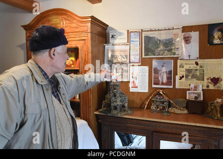 7 février 2017 - Tende, France : Portrait de François-Asso, un prêtre de 84 ans qui a bravé les autorités de l'Eglise pour aider les migrants. Il est un militant de la Roya Citoyenne" association caritative qui aide les migrants qui arrivent dans la vallée de la Roya, alors qu'ils tentent d'entrer en France. Portrait de François-Asso, prtre militant et de l'association Roya citoyenne, qui vient en aide aux migrants. *** FRANCE / PAS DE VENTES DE MÉDIAS FRANÇAIS *** Banque D'Images