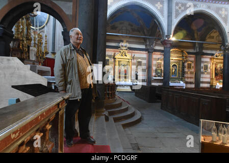 7 février 2017 - Tende, France : Portrait de François-Asso, un prêtre de 84 ans qui a bravé les autorités de l'Eglise pour aider les migrants. Il est un militant de la Roya Citoyenne" association caritative qui aide les migrants qui arrivent dans la vallée de la Roya, alors qu'ils tentent d'entrer en France. Portrait de François-Asso, prtre militant et de l'association Roya citoyenne, qui vient en aide aux migrants. *** FRANCE / PAS DE VENTES DE MÉDIAS FRANÇAIS *** Banque D'Images