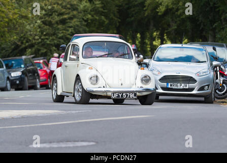 Volkswagen Beetle Blanc 1200 berline de 1972 sur une route dans le West Sussex, Angleterre, Royaume-Uni. Bug Volkswagen voiture UK. Banque D'Images