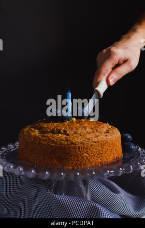 Gâteau au citron sans gluten Vegan coupe avec la bougie Banque D'Images