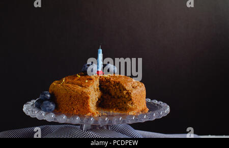 Section transversale du citron sans gluten Vegan cake with Candle Banque D'Images