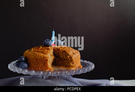 Section transversale du citron sans gluten Vegan cake with Candle Banque D'Images