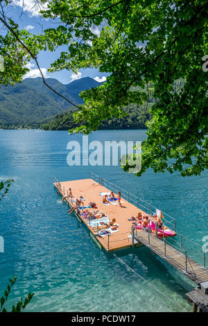 Lac de Ledro dans les Alpes italiennes. Banque D'Images