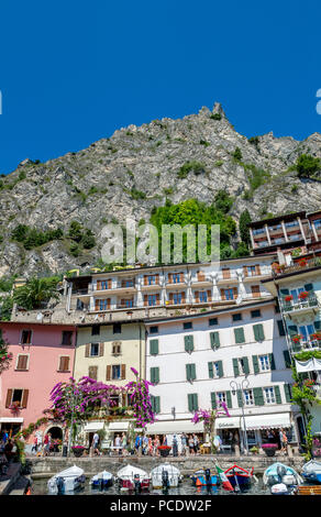 La ville italienne de Limone sul Garda, sur la rive du lac de Garde, Banque D'Images