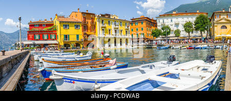 Le port italien de Malcesine, sur la rive est du lac de Garde, Italie. Banque D'Images