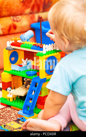 Tambov, Fédération de Russie - 24 septembre 2011 enfant jouant avec Lego Duplo maison dans sa chambre. Banque D'Images