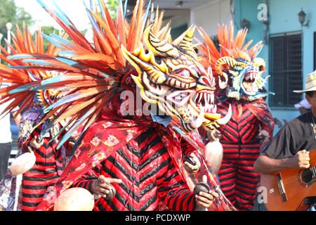 Diablicos Diables ou dansant sur les rues de Los Santos, Panama célèbre Corpus Christi Banque D'Images