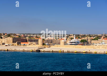 De l'architecture de Rhodes-ville vu de la mer. L'île de Rhodes, Dodécanèse, Grèce. Banque D'Images