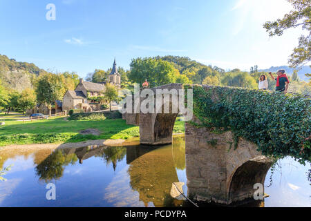 La France, l'Aveyron, Belcastel, étiqueté Les Plus Beaux Villages de France (Les Plus Beaux Villages de France), l'ancien pont de pierre du 15e siècle Banque D'Images