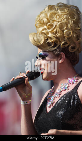 Liverpool drag queen Brenda LaBeau joue sur la scène à la Liverpool 2018 Pride Festival. Banque D'Images