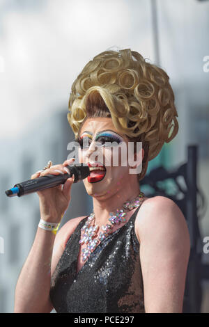 Liverpool drag queen Brenda LaBeau joue sur la scène à la Liverpool 2018 Pride Festival. Banque D'Images